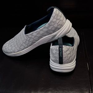 Vionic tennis shoes size 11